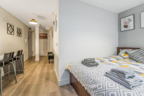 a bedroom with a bed and a dining room at Relaxing & Cozy Studio Apartment - Oasis in the Heart of Edinburgh - Sleeps Up to 3 Guests in Edinburgh