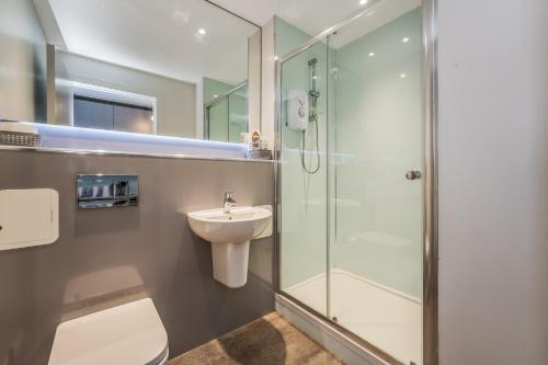 A bathroom at Relaxing & Cozy Studio Apartment - Oasis in the Heart of Edinburgh - Sleeps Up to 3 Guests