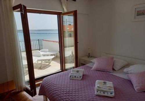 Postel nebo postele na pokoji v ubytování Apartment Blazenka - 20m from the sea