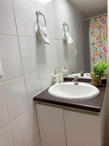 a bathroom with a sink and a mirror at Depto Metro Cal y Canto (Estudio) in Santiago