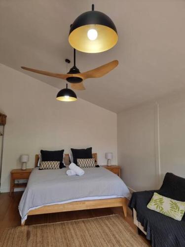 Katil atau katil-katil dalam bilik di Tallows Studio -Modern, tranquil, dog friendly,2 mins to the beach