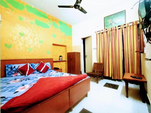 1 dormitorio con 1 cama con una pared colorida en Satkar Hotel, en Jaipur