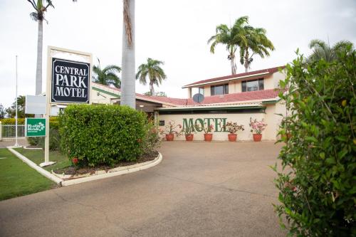 a hotel with a sign in front of a motel at Central Park Motel in Rockhampton