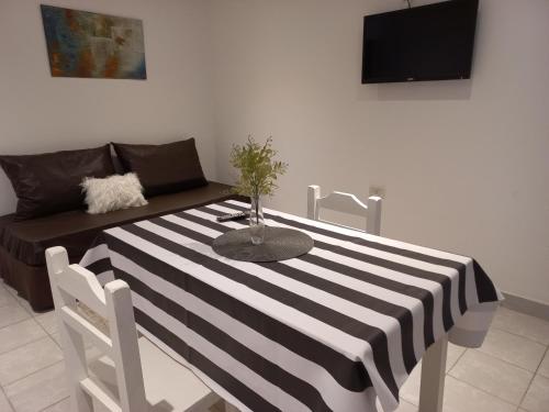 a dining room table with a black and white striped table cloth at Ayres del Rio in Formosa