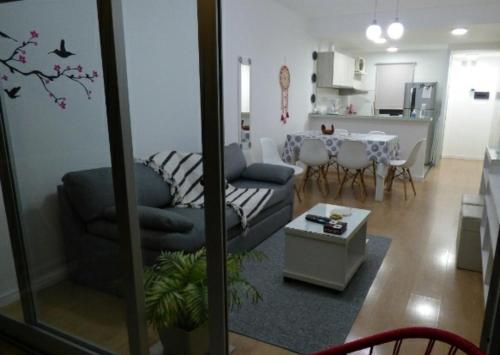 a living room with a couch and a table at DEPARTAMENTO TEMPORARIO ZONA PARQUE in Paraná