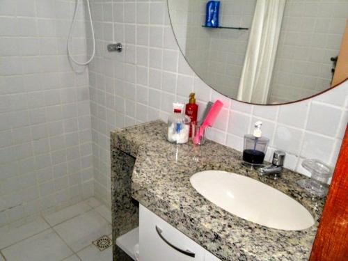 bagno con lavandino e specchio di Flat 2A Hotel Monte Castelo Gravatá 2 quartos a Bezerros