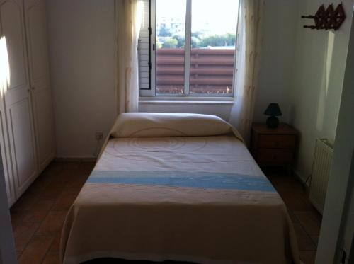 Un pat sau paturi într-o cameră la Valentinos House