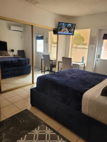 Postel nebo postele na pokoji v ubytování Welcome Heart and Reliable Heart Vacation Houses