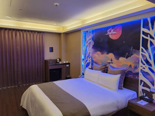 um quarto com uma cama com um quadro na parede em Golden Sands Motel em Taoyuan