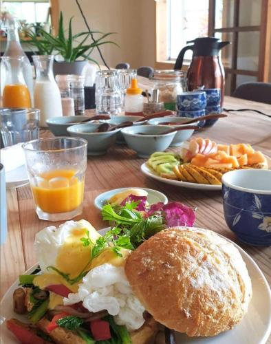 una tavola con piatti di cibo su un tavolo di Japan Snowsports a Iiyama