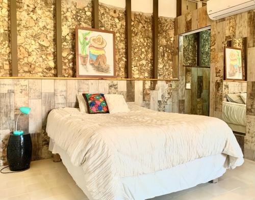 um quarto com uma cama branca num quarto em La Casa Rosal, Pool em Campeche