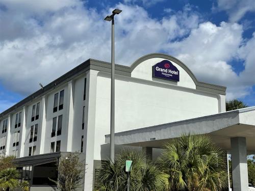 um edifício com um sinal em cima em Grand Hotel Kissimmee at Celebration em Orlando