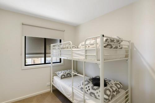 Bundalong Riverside Resort tesisinde bir ranza yatağı veya ranza yatakları