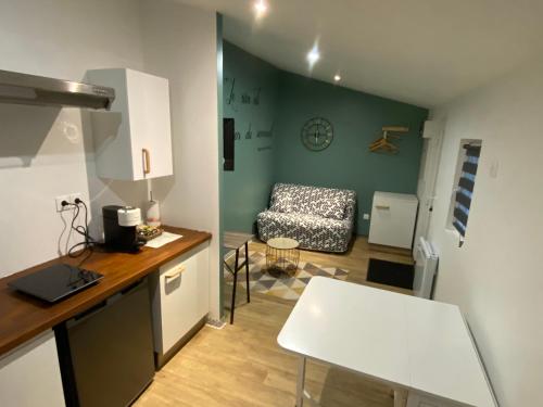 Η κουζίνα ή μικρή κουζίνα στο LE PATIO Studio-Terrasse Montbeliard-Centre