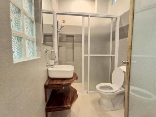 Kylpyhuone majoituspaikassa Bohol Boutique Hotel
