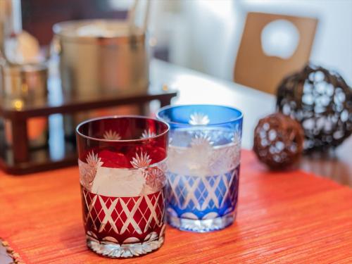 twee kleurrijke glazen bovenop een tafel bij YADOYA Ryusenjicho in Tokyo