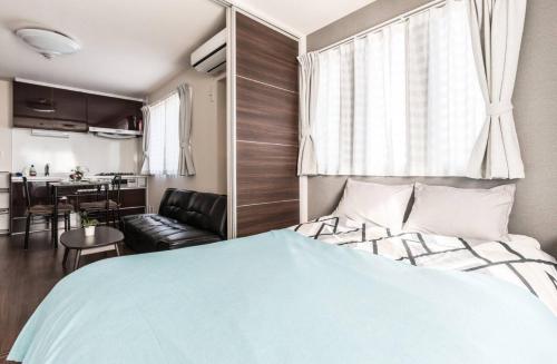 1 Schlafzimmer mit einem Bett und einem Esszimmer in der Unterkunft T-BASE - Vacation STAY 21952v in Tokio