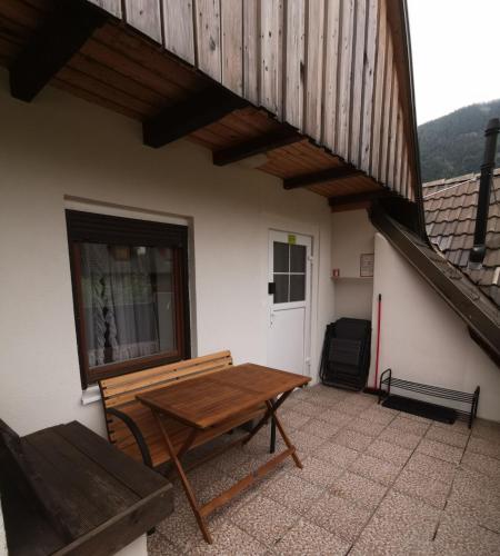 Balkonas arba terasa apgyvendinimo įstaigoje Apartma Jerman