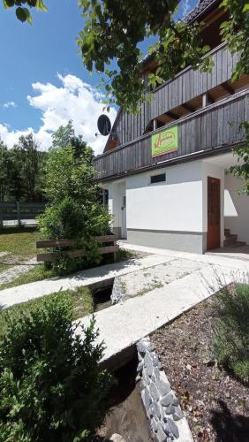 een gebouw met een bankje ervoor bij Apartma Jerman in Kranjska Gora