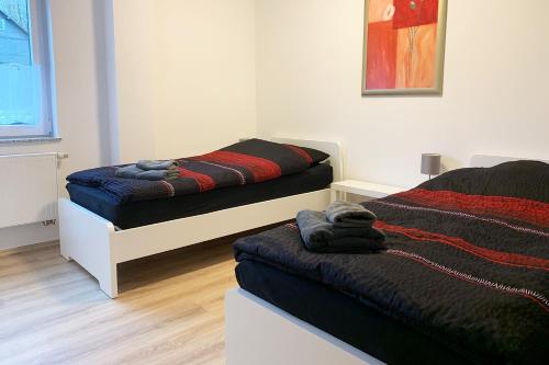 una camera con due letti e asciugamani di Schöne Ferienwohnung bei Lennestadt a Kirchhundem