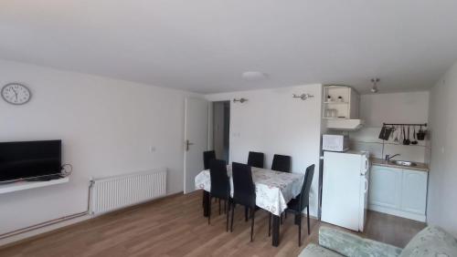 Kuchyň nebo kuchyňský kout v ubytování Apartma Jerman