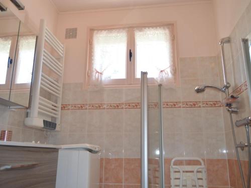 La salle de bains est pourvue d'une douche avec une porte en verre. dans l'établissement Gîte Valençay, 4 pièces, 6 personnes - FR-1-591-148, à Valençay