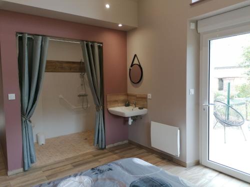 ein Bad mit einem Waschbecken und einem Spiegel in der Unterkunft Gîte Cossé-le-Vivien, 4 pièces, 6 personnes - FR-1-600-124 in Cossé-le-Vivien