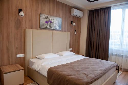 Giường trong phòng chung tại Lotus Hotel Chisinau