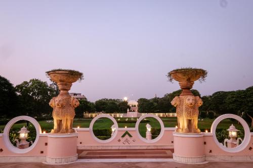 's Nachts een paar standbeelden in een park bij Rajmahal Palace RAAS in Jaipur