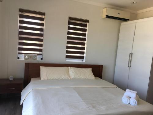 a bedroom with a bed with two towels on it at Maykenn Beach in Ocoy