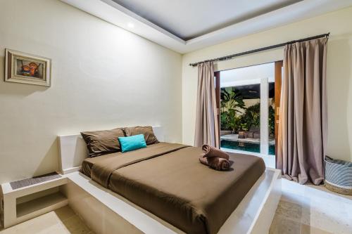 Un pat sau paturi într-o cameră la AV Villa Matahari