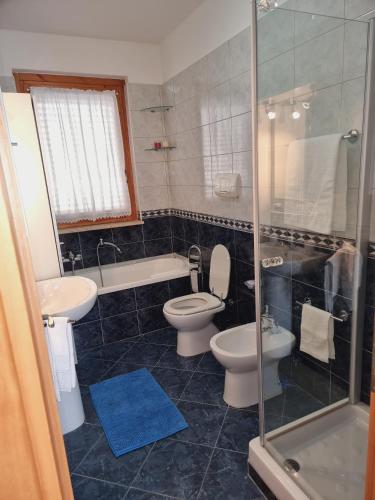 Bilik mandi di NickyHouse Holiday Home