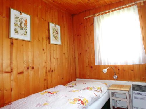 een kleine slaapkamer met een bed en een raam bij Donovaly 15 in Donovaly