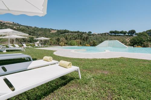 uma vista para a piscina e para o pátio de uma villa em Moresco Agriturismo em Moresco