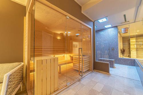 uma casa de banho com uma sauna com uma parede de vidro em Moresco Agriturismo em Moresco