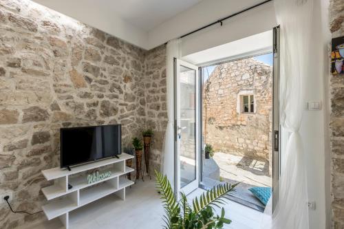 TV a/nebo společenská místnost v ubytování Luxury apartments SKALINADA near beaches, Tisno - Dalmatia