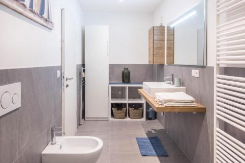 Ett badrum på Beckenbinder Apartement Latemar