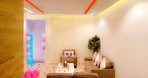 a living room with a couch and a table and balloons at شاليه دانة بحر in Yanbu
