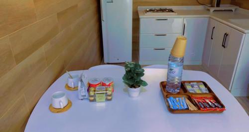 a table in a small room with a counter top withktop at شاليه دانة بحر in Yanbu