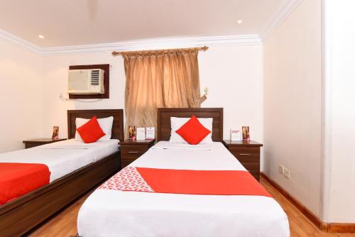 A bed or beds in a room at OYO 416 Bonais Hotel