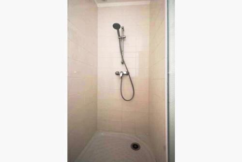 une douche avec pommeau de douche dans une salle de bain dans l'établissement Maison de charme à Marsillargues avec jardin clos, à Marsillargues