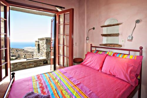 Een bed of bedden in een kamer bij Tinos Habitart