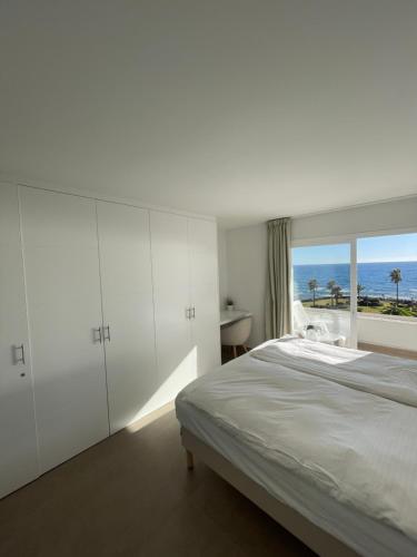 เตียงในห้องที่ Miraflores Beach - Playa First Line - Sea view - Luxury & Design Apartment