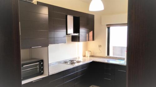 A kitchen or kitchenette at Dair Ghbar Gate Apartments