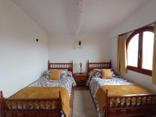 Ένα ή περισσότερα κρεβάτια σε δωμάτιο στο CASA TURÍSTICA Villa Carmen, CON CHIMENEA, AMPLIA ZONA DE JARDÍN, BARBACOA, PISCINA Y GARAJE