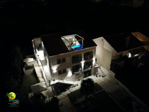 uma vista aérea de um edifício à noite em Villa Green Palm em Vrsar