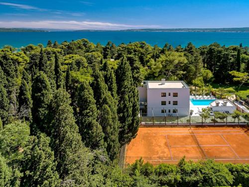 Luxury Villa Velvet Bourbon Split with pool, tennis court & spa