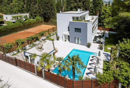 Fotografia z galérie ubytovania Luxury Villa Velvet Bourbon Split with private pool by the sea v destinácii Kaštela