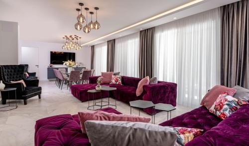 Luxury Villa Velvet Bourbon Split with pool, tennis court & spa