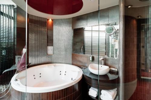 Koupelna v ubytování Blue Diamond Hotel Active SPA